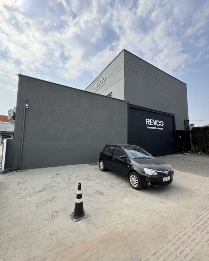 Fachada da Revoo com estacionamento amplo